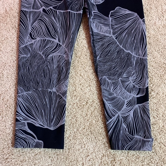 Women’s The North Face Gray Patterned Capri Leggings Medium - Picture 3 of 9